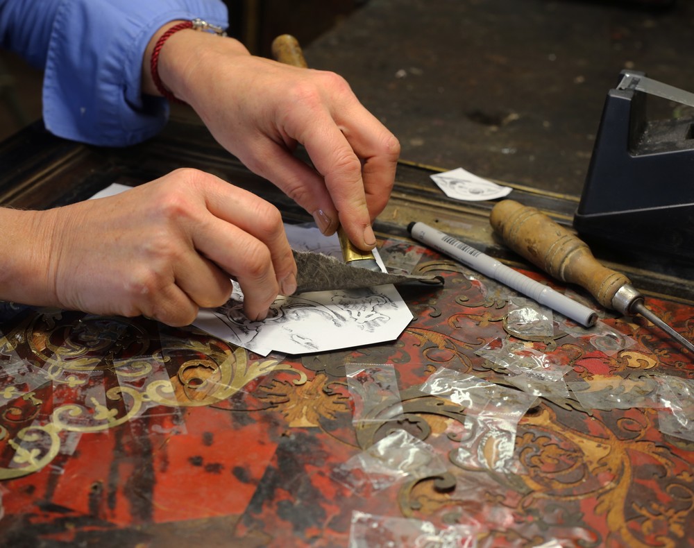 Restauration de meubles Boulle à Paris