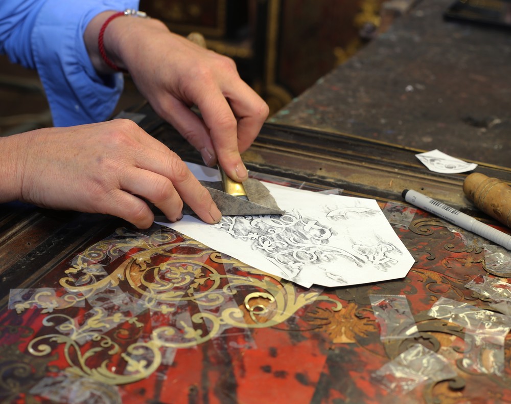 Restauration de meubles Boulle à Paris