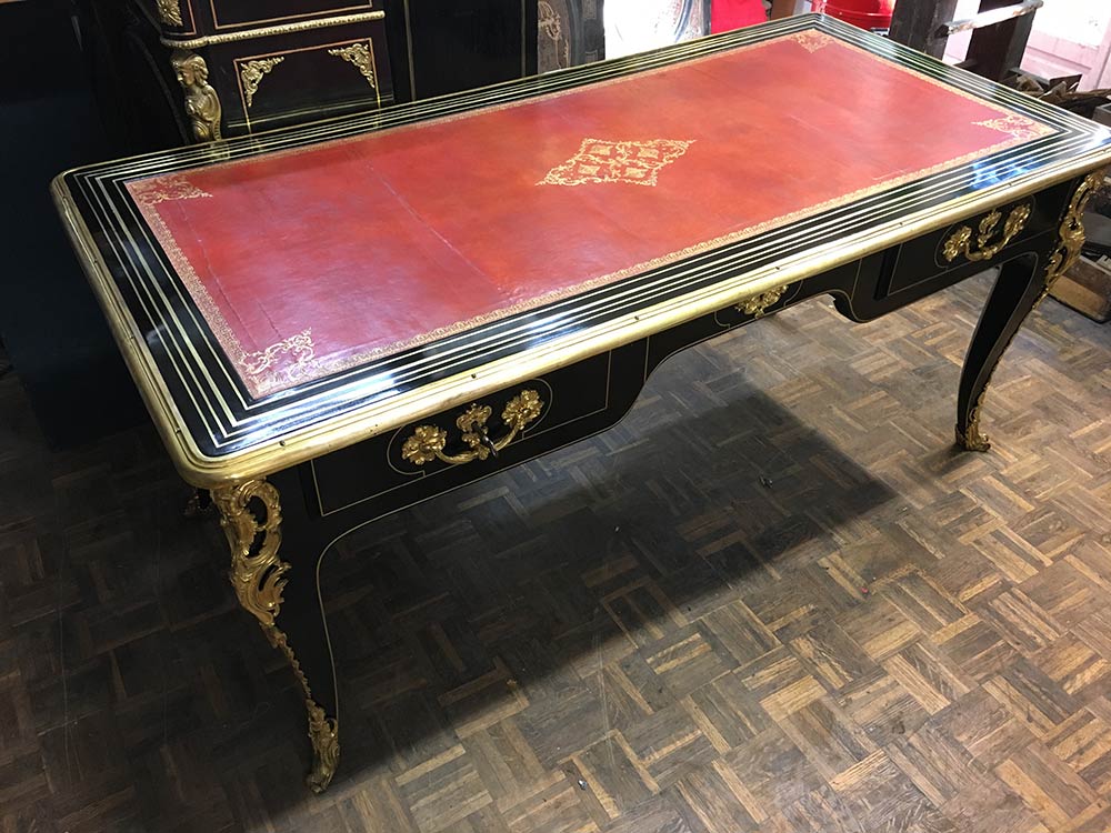 Restauration de bureau en ébène et laiton époque Régence - MHP Paris