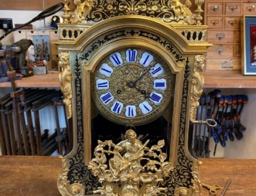 Restauration : petite pendule en laiton et écaille brune