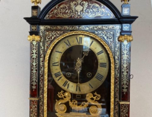 Restauration : Pendule religieuse d’époque Louis XIV en marqueterie de laiton, étain et écaille rouge